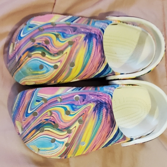CROCS Tye Dyed Swirl Women's Shoes. Size 6 / 7. - Picture 2 of 2